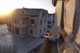 “我的暑假被毁了！”父亲想让14岁“小候鸟”去工厂锻炼下，娃一气之下坐上房顶图片