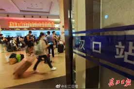 受河南暴雨影响，21日武汉站100多趟列车停运，往北京方向全面停运图片