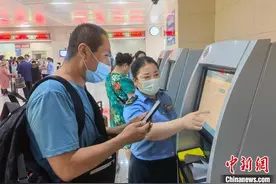 受南方暴雨影响哈尔滨站部分列车暂时停运图片