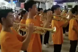 郑州暴雨乘客被困高铁站 学生交响乐团奏响《我和我的祖国》图片