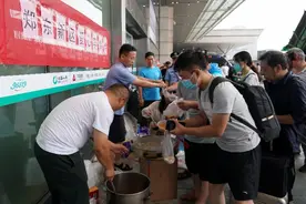 河南暴雨持续，郑州东站郑州车站所有列车停运，恢复时间未知图片