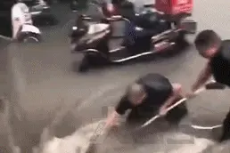 郑州遭遇罕见暴雨，民众互助留下无数感动瞬间图片