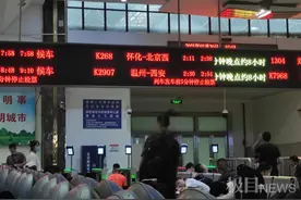 郑州市民亲历暴雨：男子步行+游泳回家，女孩在宾馆沙发上过夜图片