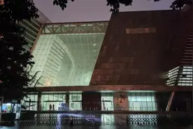 风豫同州②丨郑州图书馆彻夜开放 为读者报平安 连线馆长：这是我们应该做的图片