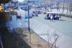 母女坐在最后排，接驳车上摔下来图片