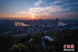 山城重庆骤雨过后迎绚丽晚霞图片