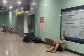 郑州地铁5号线亲历者：大家自觉把小孩举了起来图片
