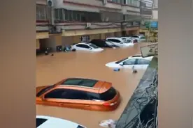 郑州一物流园有群众被困一天一夜：水深两米，聚在集装箱上视频封面