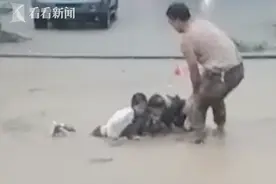 河南一家三口深陷泥潭深坑 过路大哥舍命救人图片