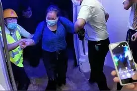 复盘郑州地铁五号线救援：乘客砸窗自救，妇孺先撤离图片