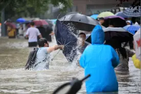 千年一遇大暴雨压不垮我们河南人！这些瞬间让人泪目……图片