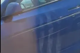 上海一男子高架上开车同时玩两部手机，交警：罚款200元，记2分图片