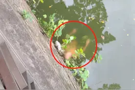 佛山一男子半身赤裸漂在水中，一动不动毫无反应，民警紧急救援，事故原因让人后怕图片