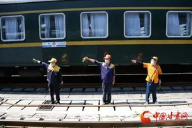 高温下的坚守：车站上水工日行20公里为列车“解渴”图片