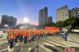 暴雨袭来，他们选择“逆流而上”！致敬图片