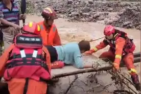 郑州消防员用两根钢管搭建桥梁 成功将受伤人员送至河对岸视频封面