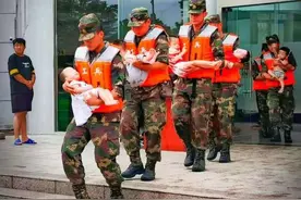 宝贝别怕！郑州福利院儿童在火箭军官兵怀中熟睡照刷屏图片