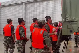 防汛进行时丨驻豫火箭军某部紧急驰援郑州抢险救灾视频封面
