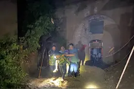 河南郑州等地遭遇历史极值暴雨，各地基层干部心系群众身先士卒图片