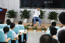 “无臂青年”彭超激励成都七中学子：我用双脚走出了灿烂人生图片