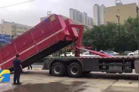 排涝机器人出马！济南消防对开封地下车库紧急排水视频封面