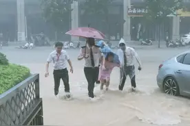 郑州特大暴雨来袭 房企紧急驰援、物业全力守护社区防线图片