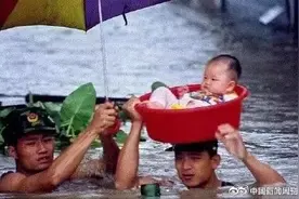 冲上热搜！火箭军战士1人抱1个娃转移……图片