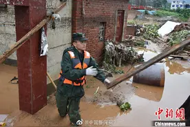 抗洪官兵鞋里灌满泥水图片