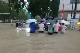 郑州大雨丨亲历者：雨水像瀑布灌进地铁 35分钟的回家路走了3个多小时图片