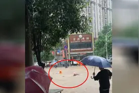风雨来了一起扛！河南暴雨中这些守望相助的画面让人泪目图片