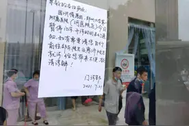 直击郑大一附院河医院区病人转运现场：医护人员用被子当担架抬人图片