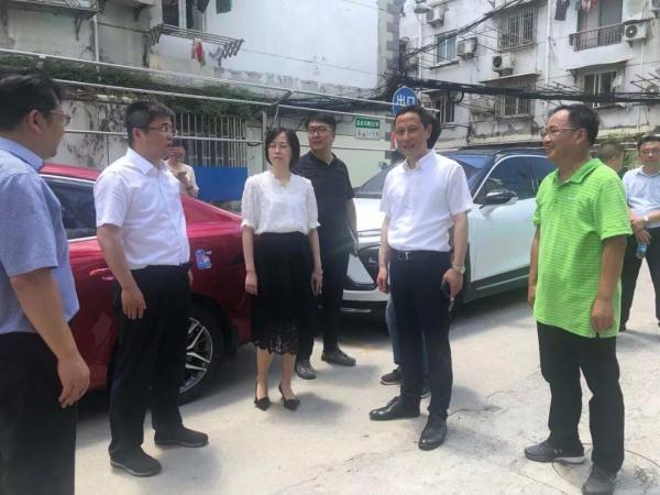 台风要来了！屋顶木条摇摇欲坠如何是好？杨浦区区长直接赶到现场，解决居民难题