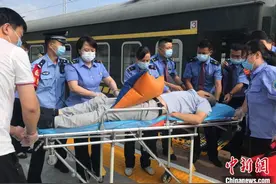 西安西站积极做好晚点（折返）列车旅客服务工作图片
