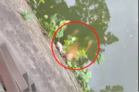 广东顺德一河里发现半裸“男尸”？民警赶来一看：是前晚掉进河的醉汉图片