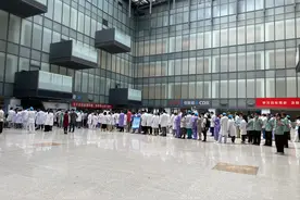 实探南京多家医院和景区：核酸检测排长队，景区人流锐减图片