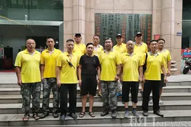 暖心！郑州市民偶遇武汉支援志愿者，为其付油钱图片