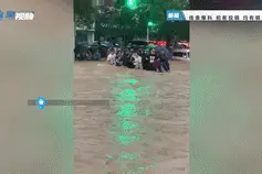 洪水中的中国力量！致敬暴雨中这些坚守的身影，河南加油图片