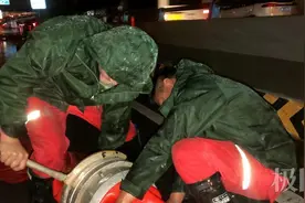 给力！湖北“龙吸水”装备正在抽排郑州站西广场积水图片