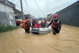 河南汤阴发布暴雨红色预警，河北消防连夜救出数百被困村民图片