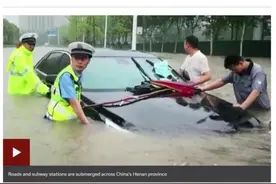 外媒关注河南暴雨：为了阻止和转移洪水，中国军人正冲向大坝和河堤图片