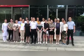 南通首批120名医疗队员出发驰援南京图片