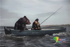 俄罗斯女子养棕熊当宠物 互相陪伴在湖上钓鱼图片