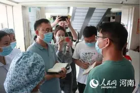 直击全球最大医院郑大一附院病人转移：医护人员连人带床抬下来图片