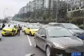 珠海司机注意！这样变道是违法的！有人因此损失10万图片