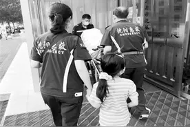 孕妇独自在家带娃 没想到破水了 紧急关头 120医护化身临时家属……图片