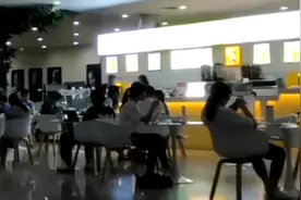 郑州图书馆点亮所有灯 一夜收留约60人早上仍有市民前来视频封面