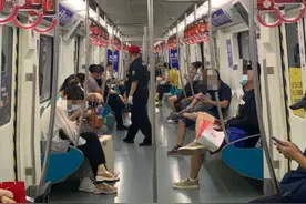 地铁里“二郎腿”随处可见，公共场所“不雅”行为何时能杜绝？图片