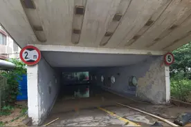 海报直击丨郑州地铁5号线积水事故幸存者：用雨伞把手勾住栏杆荡出隧道积水区 步行5小时回家图片