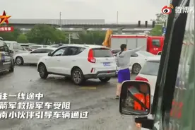 河南小伙为火箭军救援军车引路，网友：“小火”感谢小伙儿图片