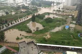 河南新乡局地出现特大暴雨，高铁站前出现较大积水图片